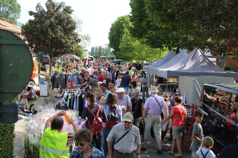 Drukte tussen de kramen en tenten op de rommel- en brocantemarkt