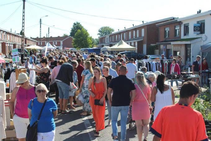 Overzicht van de rommel- en brocantemarkt met honderden bezoekers